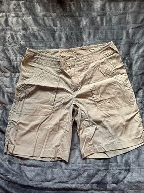 The North Face women Khaki Cargo Shorts size 8
